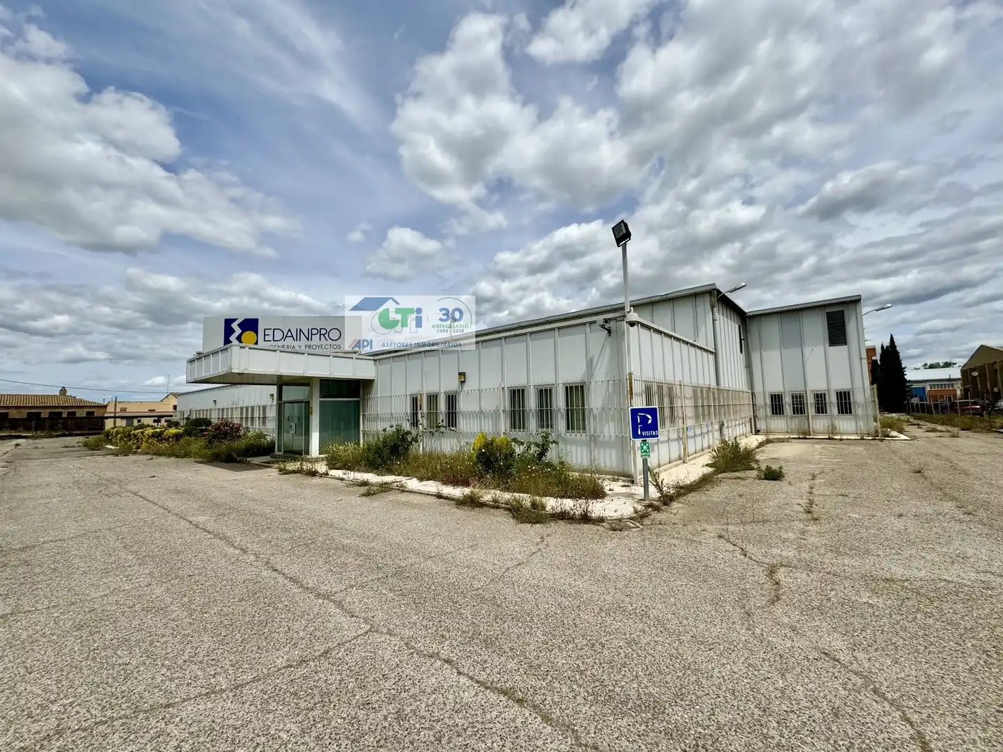 Vista exterior de Nau industrial en venda en Zaragoza