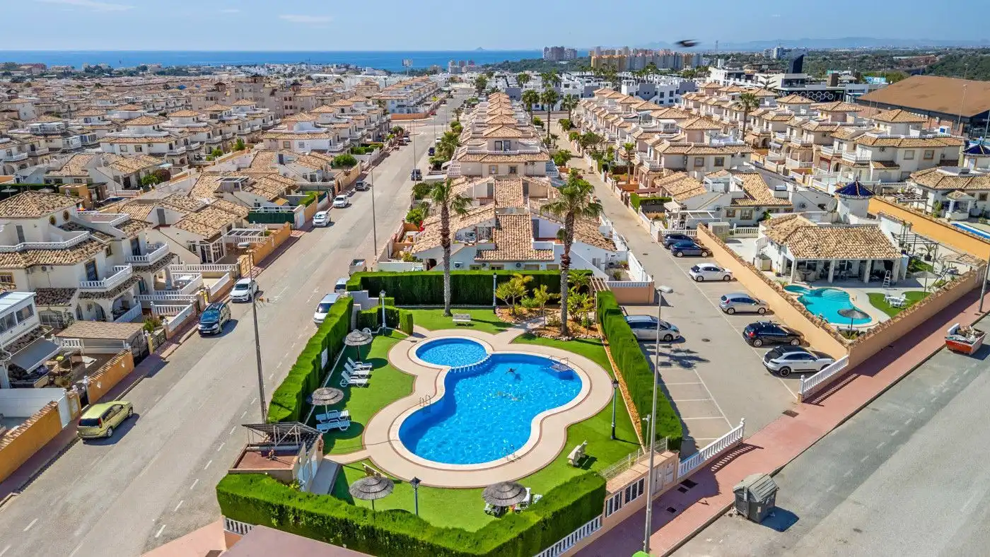 Vista exterior de Casa adosada en venta en Orihuela con Aire acondicionado, Jardín privado y Terraza