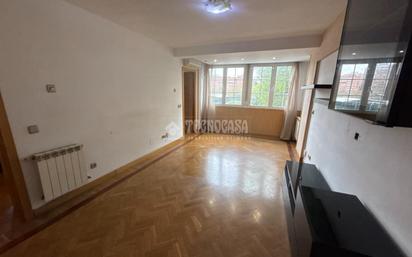 Living room of Flat for sale in  Madrid Capital  with Air Conditioner, Heating and Parquet flooring
