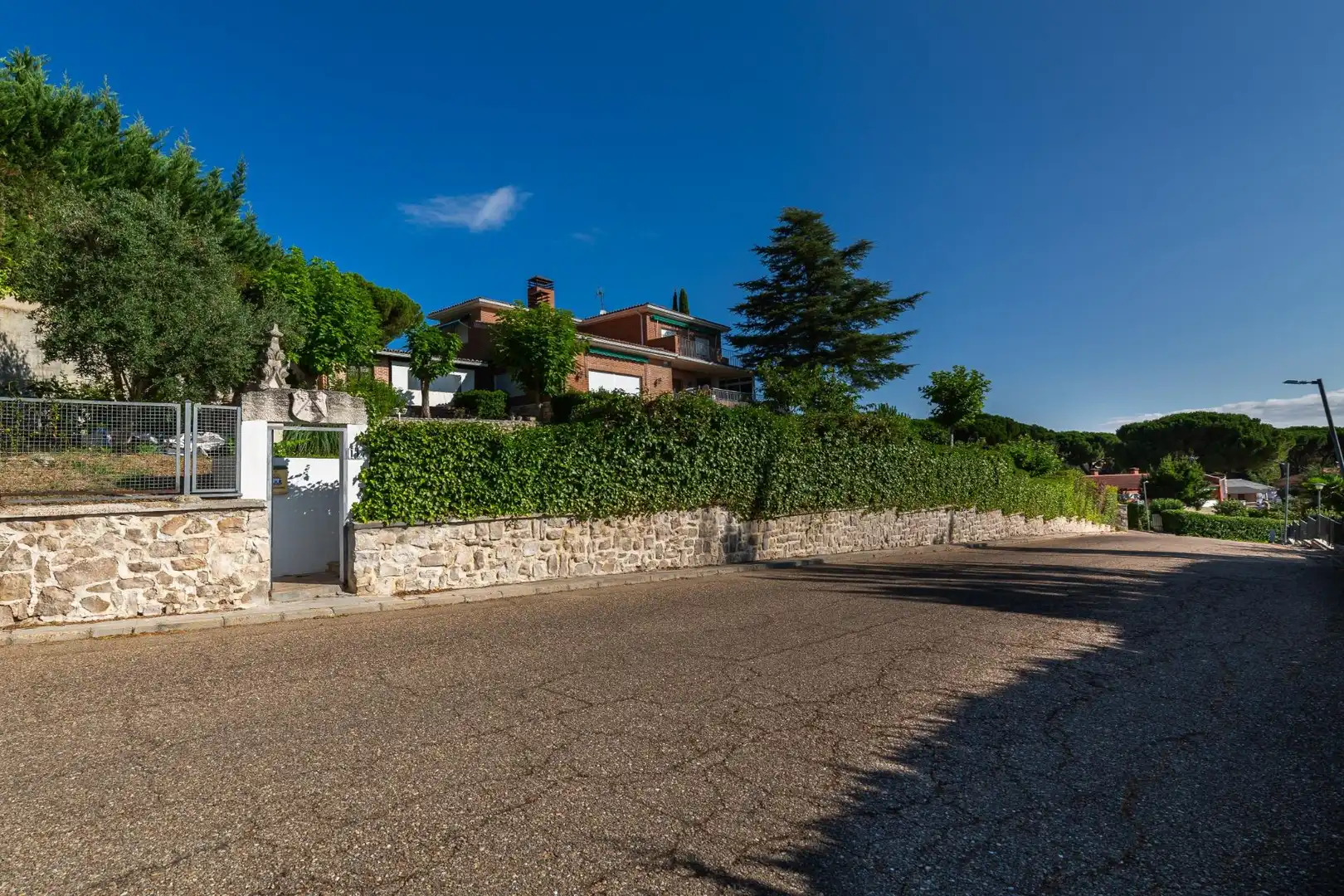 Vista exterior de Casa o xalet en venda en Tudela de Duero amb Calefacció, Jardí privat i Terrassa