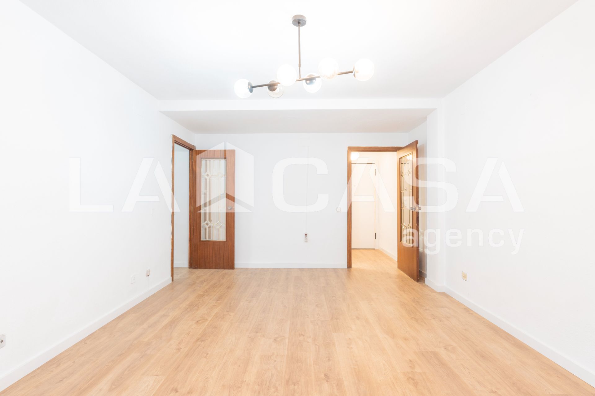 Flat for sale in  Valencia Capital  with Air Conditioner and Balcony