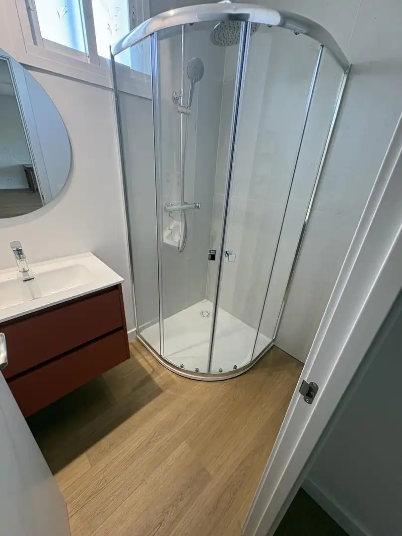 Badezimmer von Wohnung zur Miete in Madrid mit Klimaanlage und Heizung