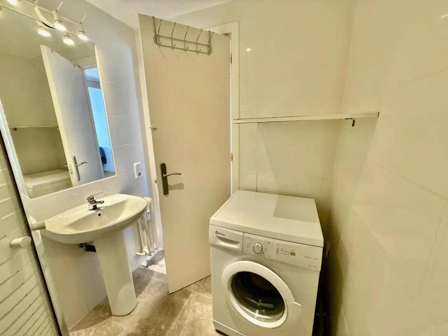 Baño de Apartamento de alquiler en Madrid con Aire acondicionado, Calefacción y Terraza
