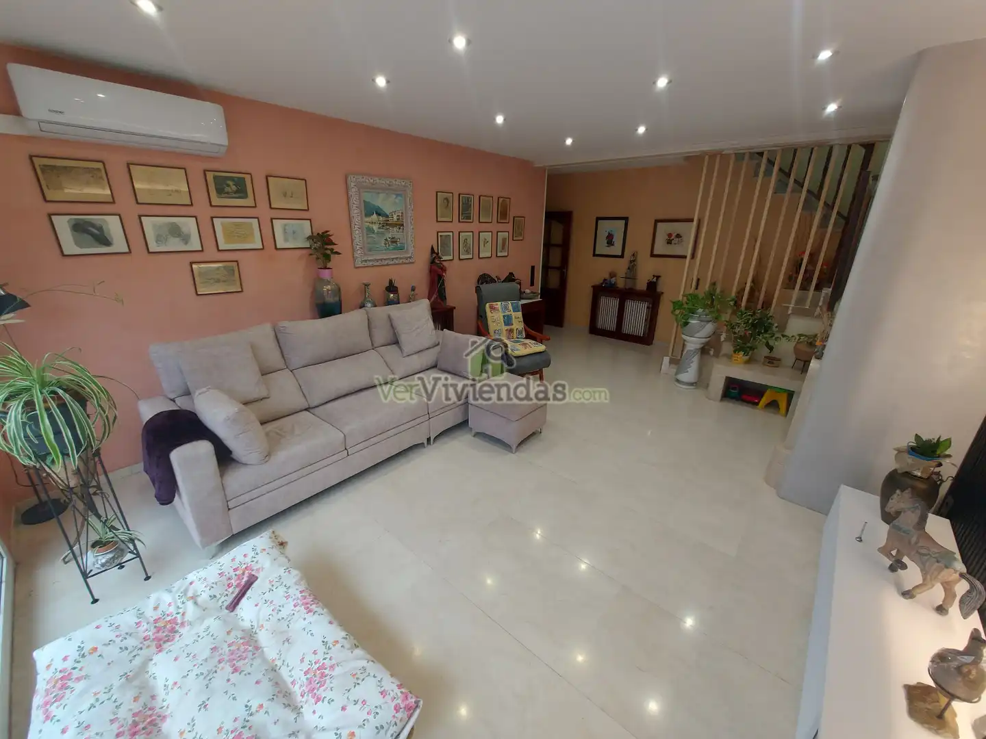 Sala de estar de Casa adosada en venta en Sant Llorenç d'Hortons con Aire acondicionado, Calefacción y Jardín privado