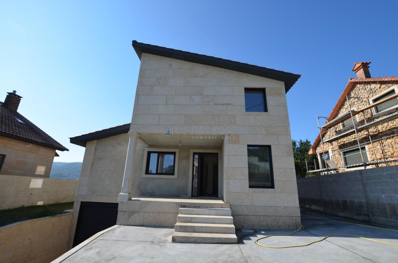 Vista exterior de Casa o xalet en venda en Tomiño amb Calefacció, Jardí privat i Terrassa