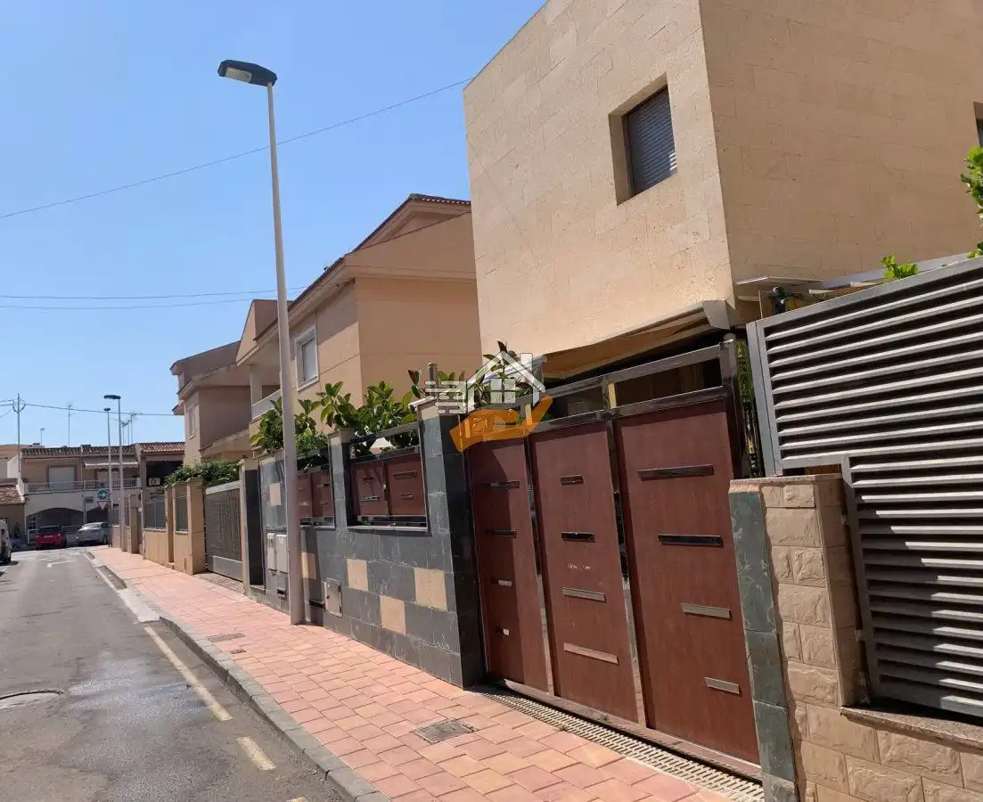 Vista exterior de Casa o chalet en venta en San Pedro del Pinatar con Aire acondicionado, Jardín privado y Terraza