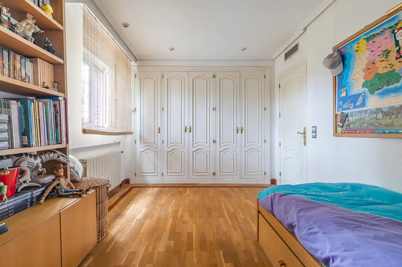 Dormitori de Casa o xalet en venda en Pozuelo de Alarcón amb Aire condicionat, Jardí privat i Parquet