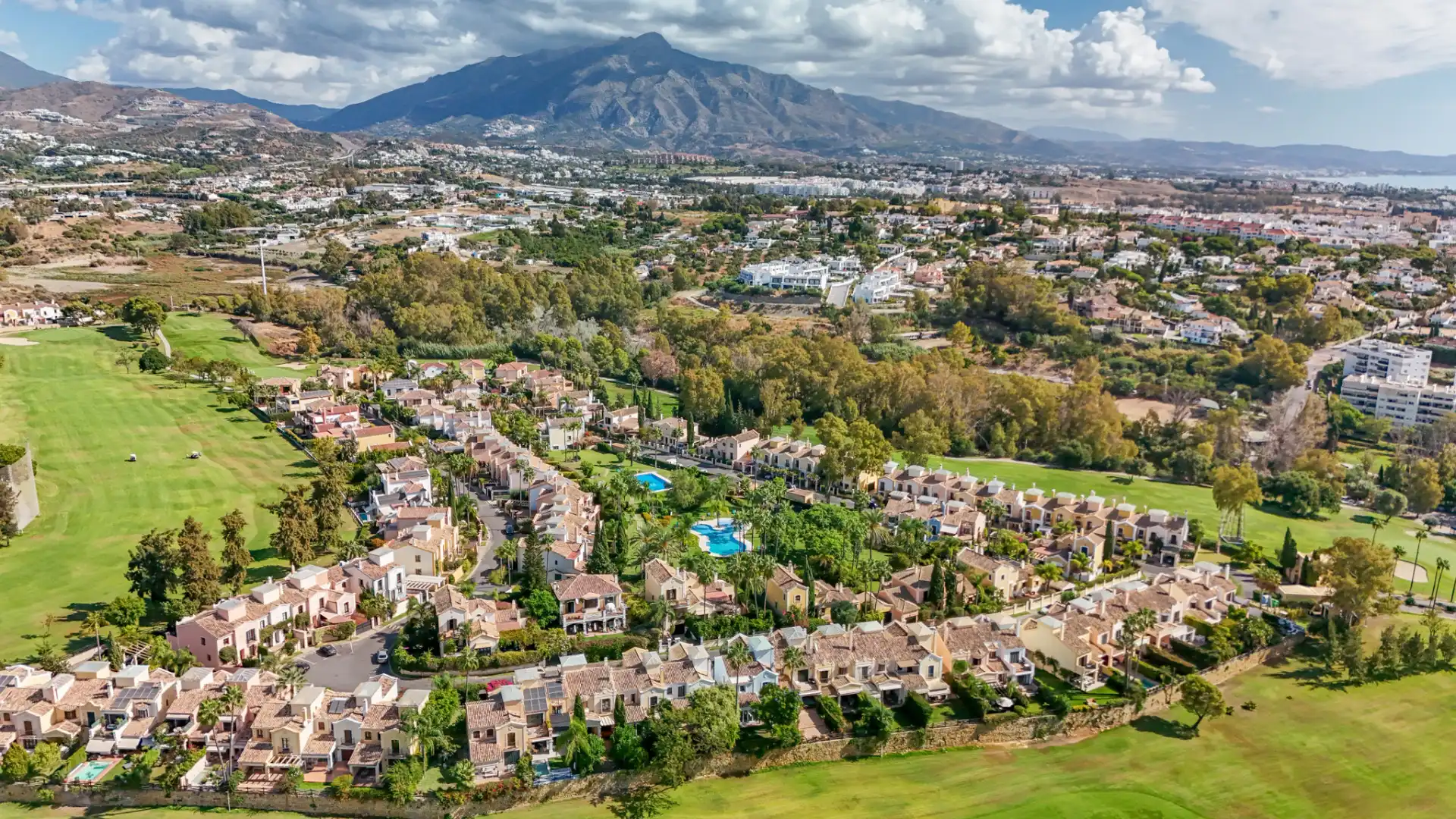 Vista exterior de Casa o chalet en venta en Marbella con Terraza y Piscina comunitaria