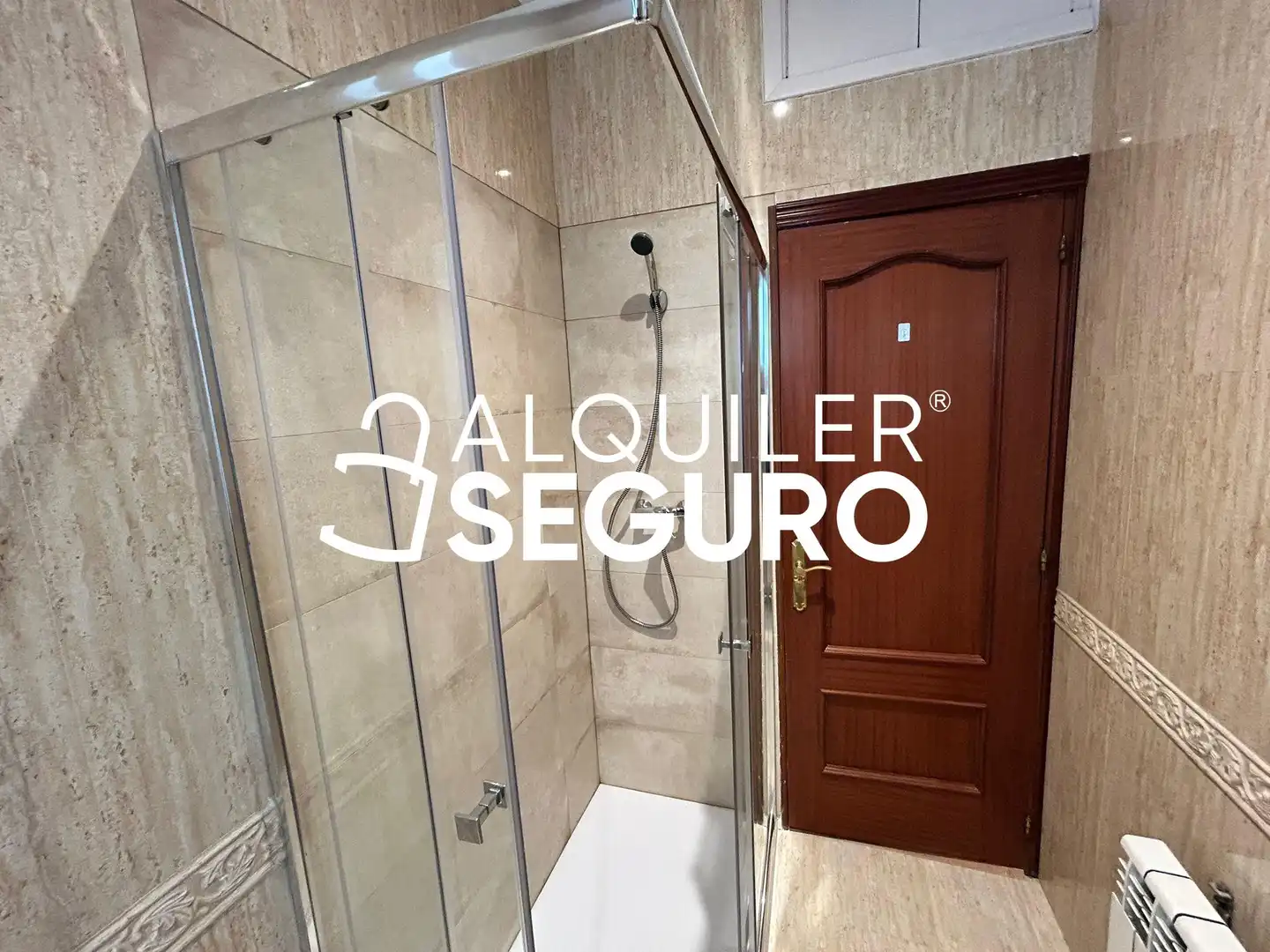 Bathroom of Flat for rent in Madrid  with Air Conditioner and Heating