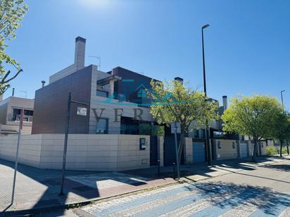 Exterior view of Single-family semi-detached for sale in Talavera de la Reina  with Air Conditioner, Heating and Private garden