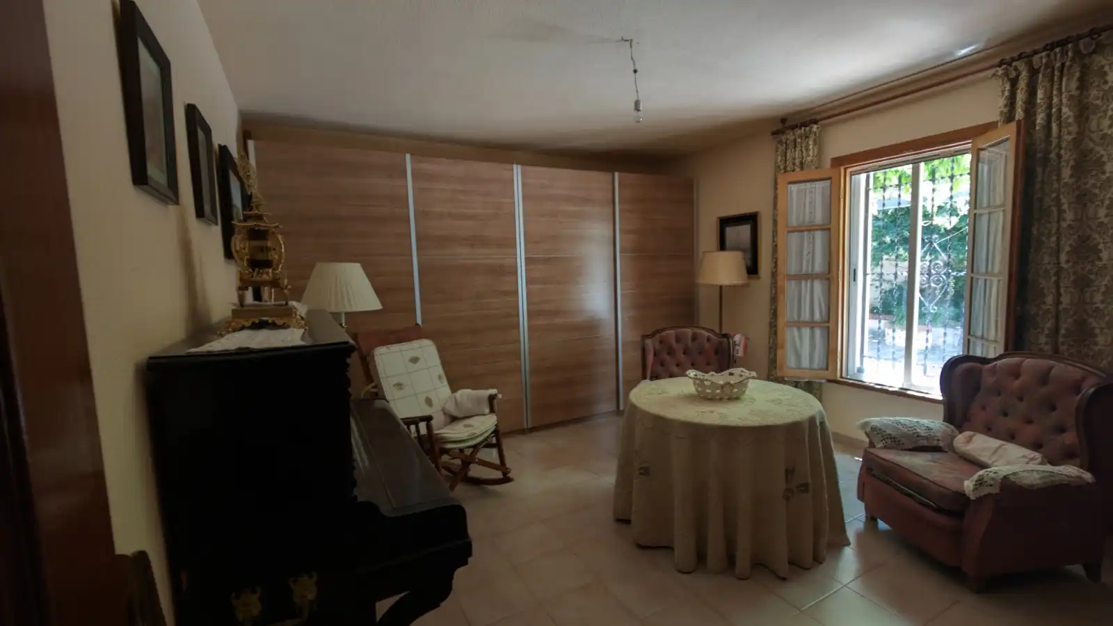 Sala d'estar de Casa o xalet en venda en La Zubia amb Aire condicionat, Jardí privat i Traster