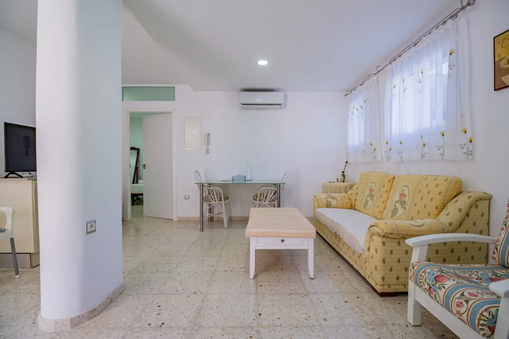 Sala de estar de Casa o chalet en venta en L'Alfàs del Pi con Aire acondicionado, Calefacción y Jardín privado
