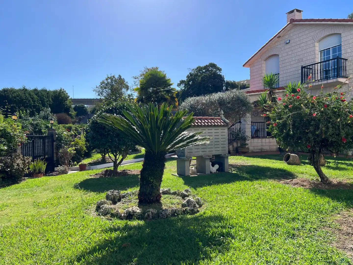Garden of Houses for sale in Bergondo, A Coruña