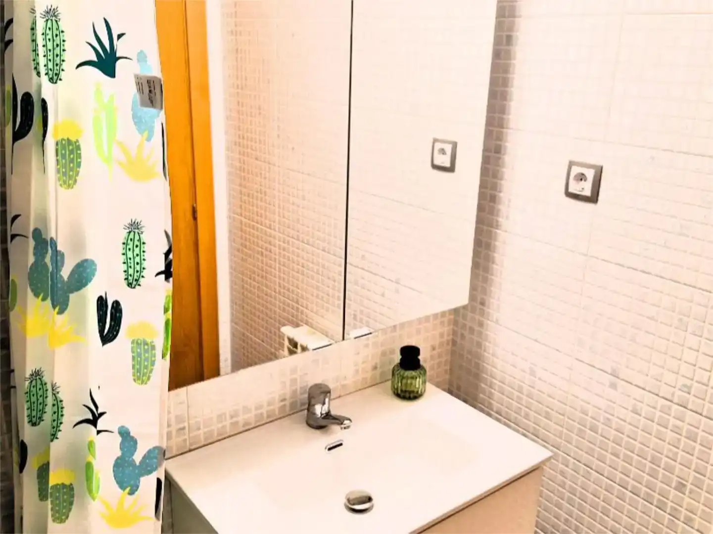 Bathroom of Flat for share in Villaquilambre  with Parquet flooring, Furnished and Balcony
