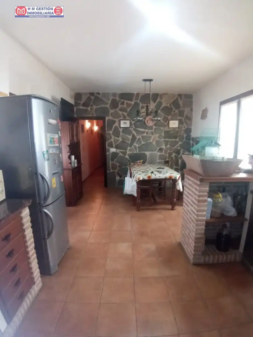 Cuina de Casa o xalet en venda en Arenales de San Gregorio amb Jardí privat, Terrassa i Moblat