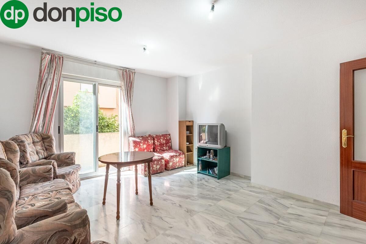 Living room of Flat for sale in  Granada Capital  with Terrace and Balcony