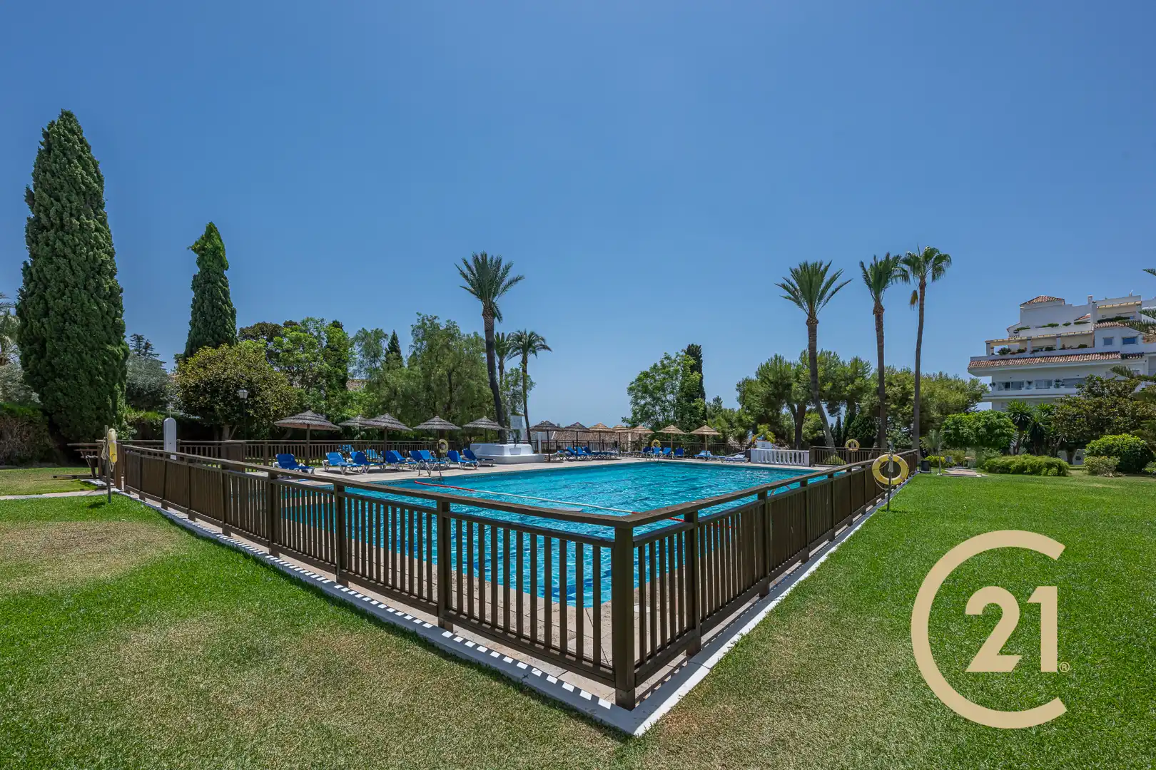 Piscina de Planta baja en venta en Marbella con Aire acondicionado, Terraza y Amueblado