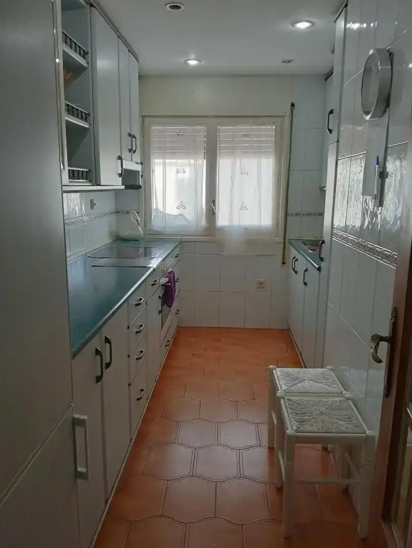 Cuina de Pis per a compartir en Jaca amb Parquet, Moblat i Forn