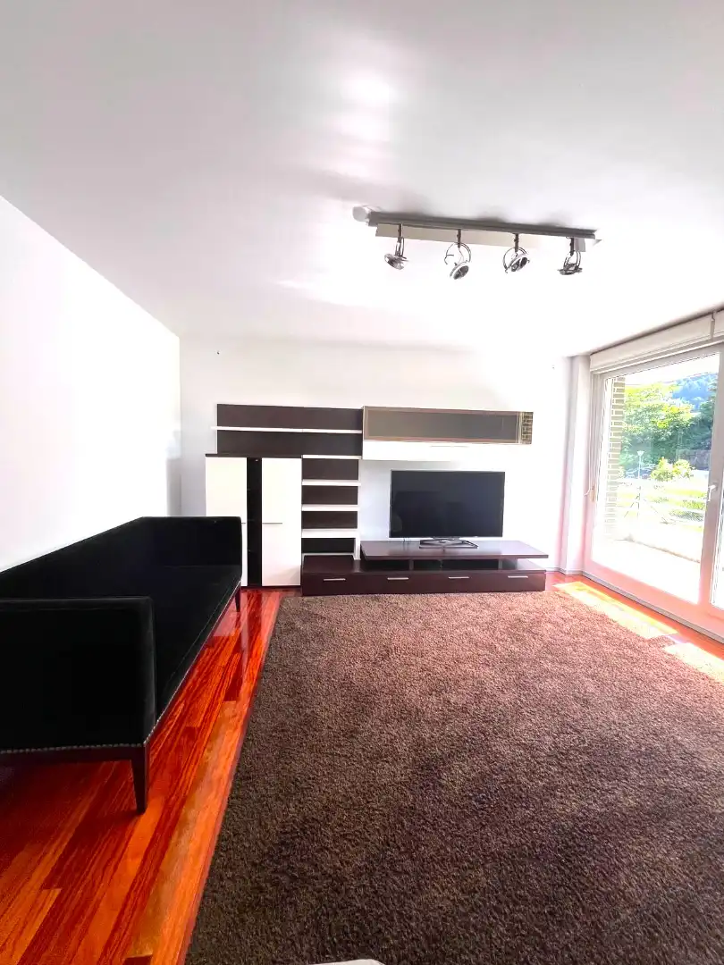 Sala de estar de Piso en venta en Castro-Urdiales con Calefacción, Jardín privado y Parquet