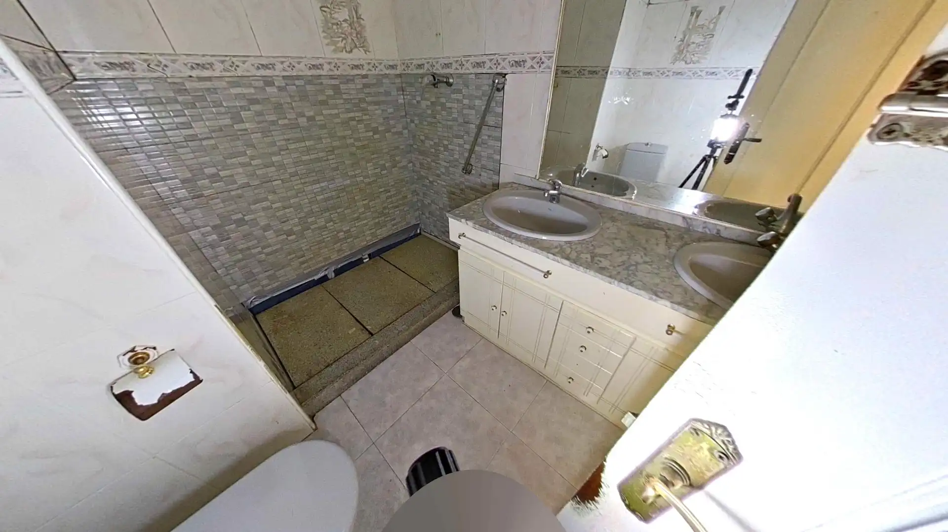 Bany de Apartament en venda en Parla
