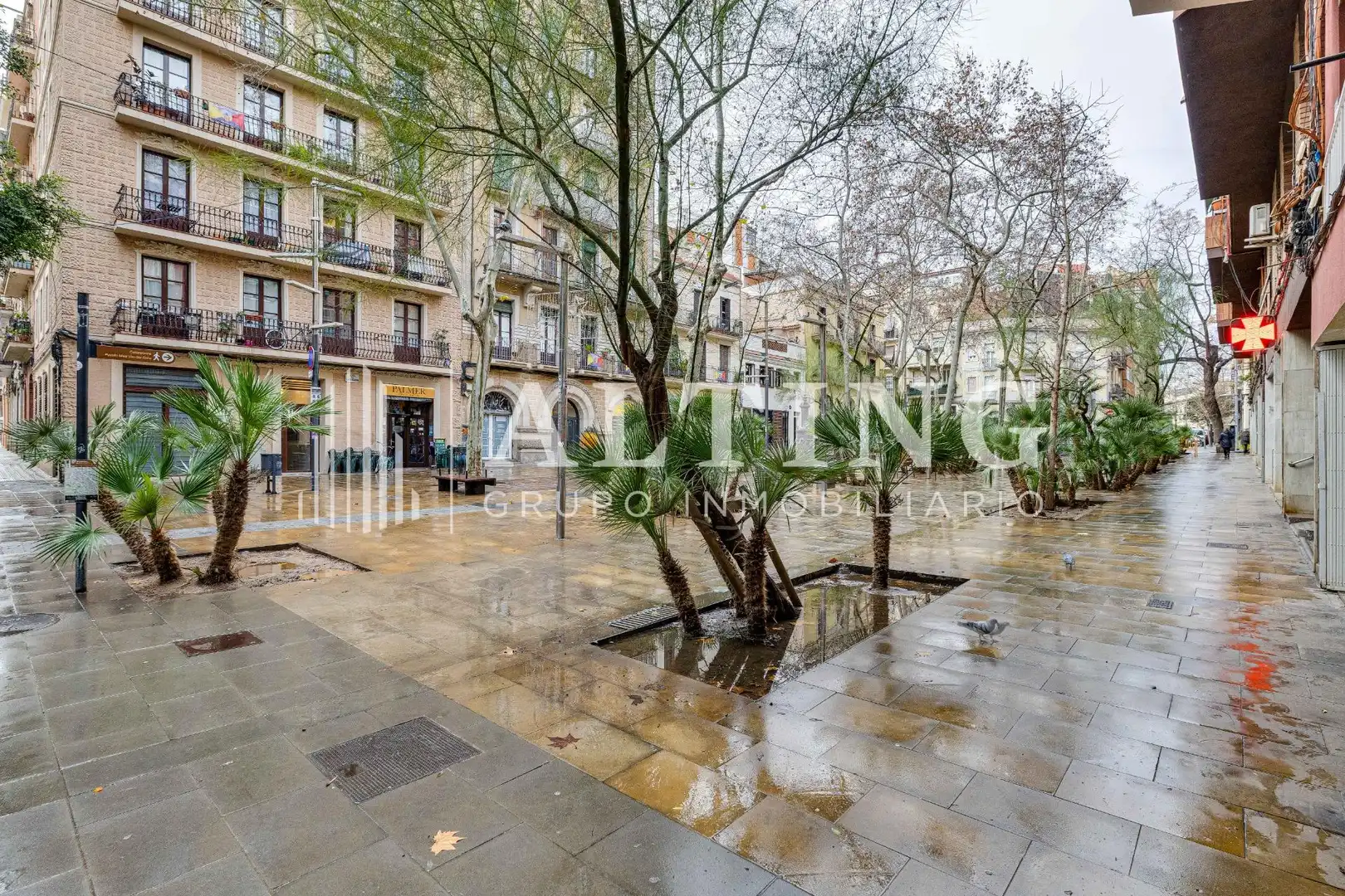 Vista exterior de Local en venda en Barcelona amb Aire condicionat i Moblat