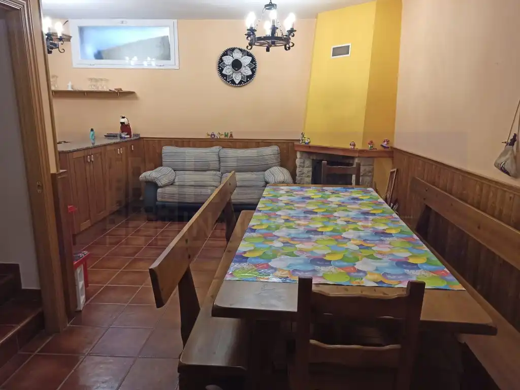 Esszimmer von Einfamilien-Reihenhaus zum Verkauf in Alesanco mit Privatgarten und Möbliert