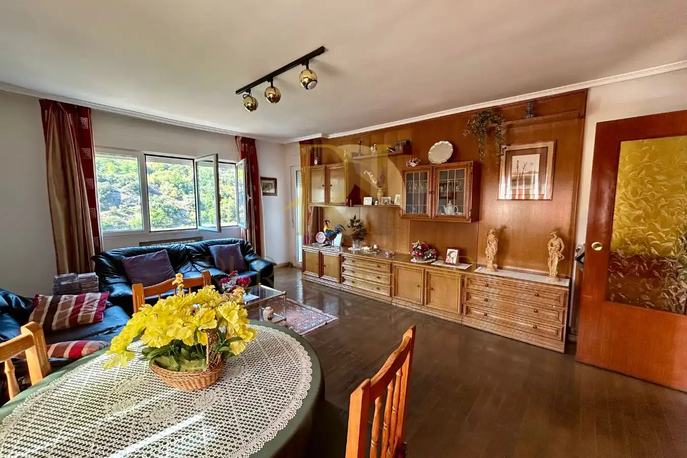 Sala d'estar de Casa o xalet en venda en Torre del Bierzo amb Terrassa i Moblat