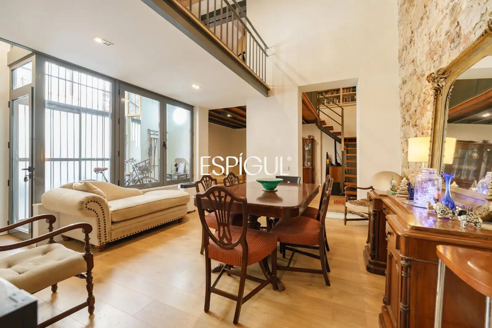 Sala d'estar de Dúplex en venda en Barcelona amb Calefacció, Parquet i Terrassa