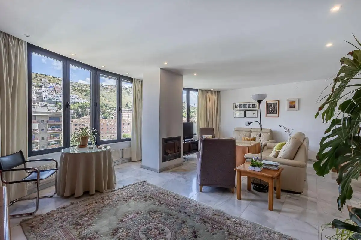 Sala d'estar de Casa o xalet en venda en Granada amb Aire condicionat, Calefacció i Jardí privat