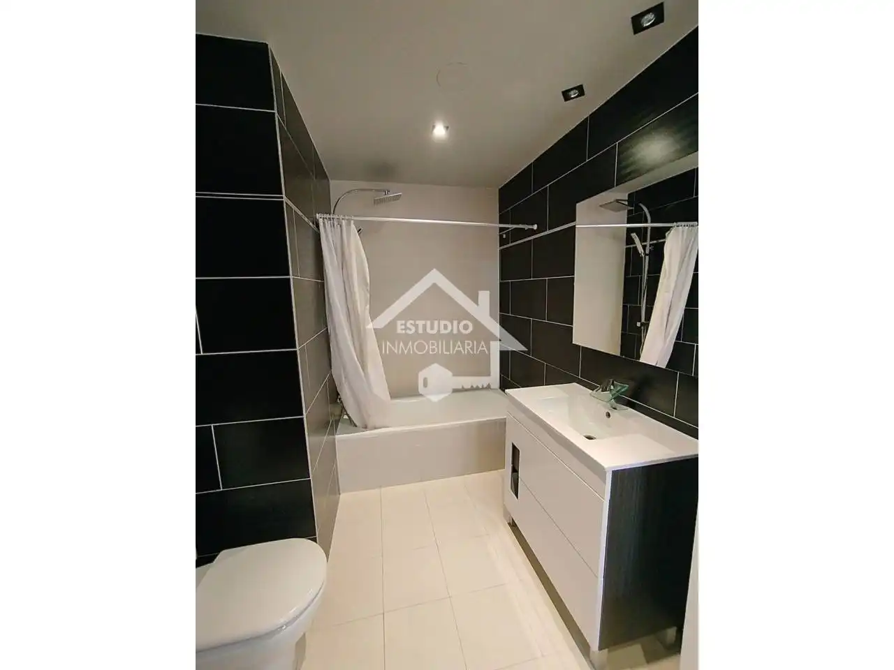 Baño de Dúplex en venta en Viana con Calefacción y Balcón