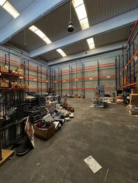 Fabrikhallen zur Miete in Òdena