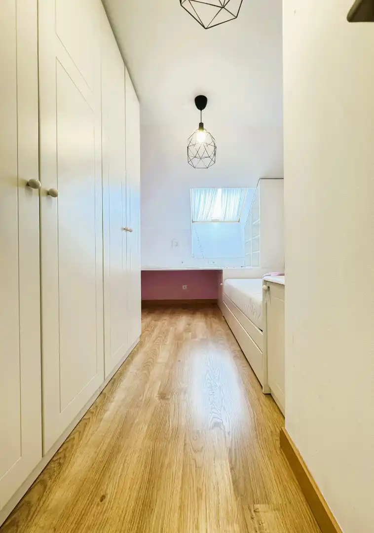 Habitación de Ático en venta en Avilés con Calefacción, Parquet y Terraza