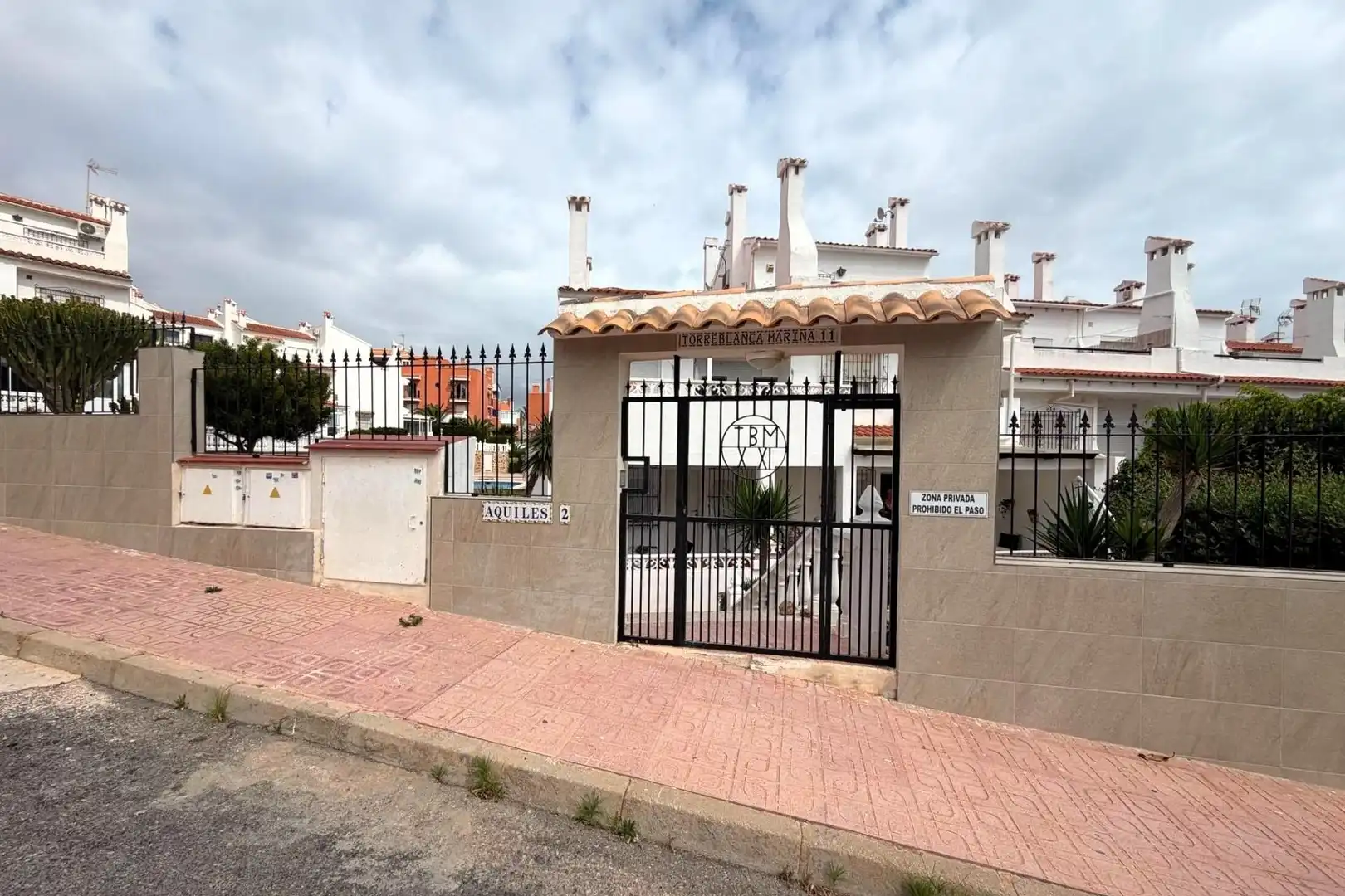 Außenansicht von Einfamilien-Reihenhaus zum Verkauf in Torrevieja mit Klimaanlage, Heizung und Terrasse