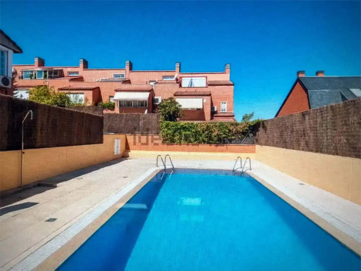 Piscina de Casa adosada en venta en Madrid con Aire acondicionado, Jardín privado y Trastero