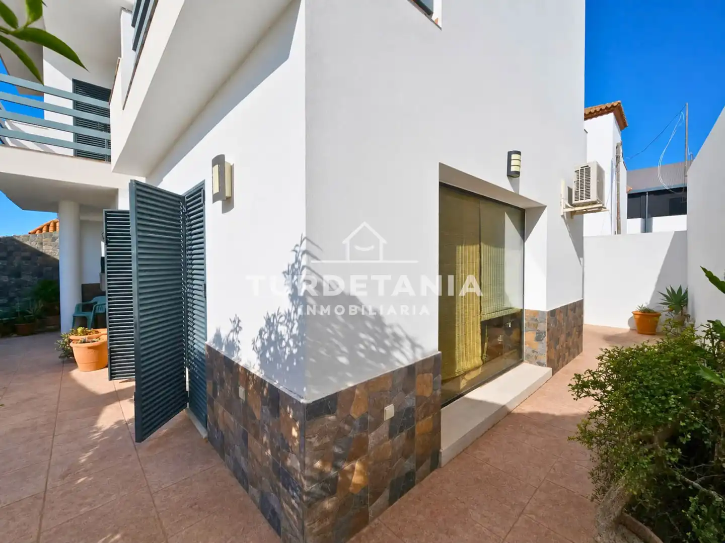 Vista exterior de Casa o xalet en venda en Sanlúcar de Barrameda amb Aire condicionat, Terrassa i Balcó
