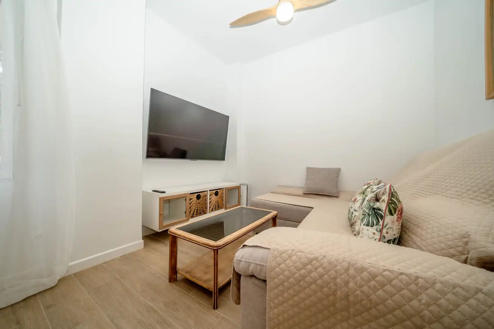 Living room of Study for rent in Orihuela  with Swimming Pool, Furnished and Oven