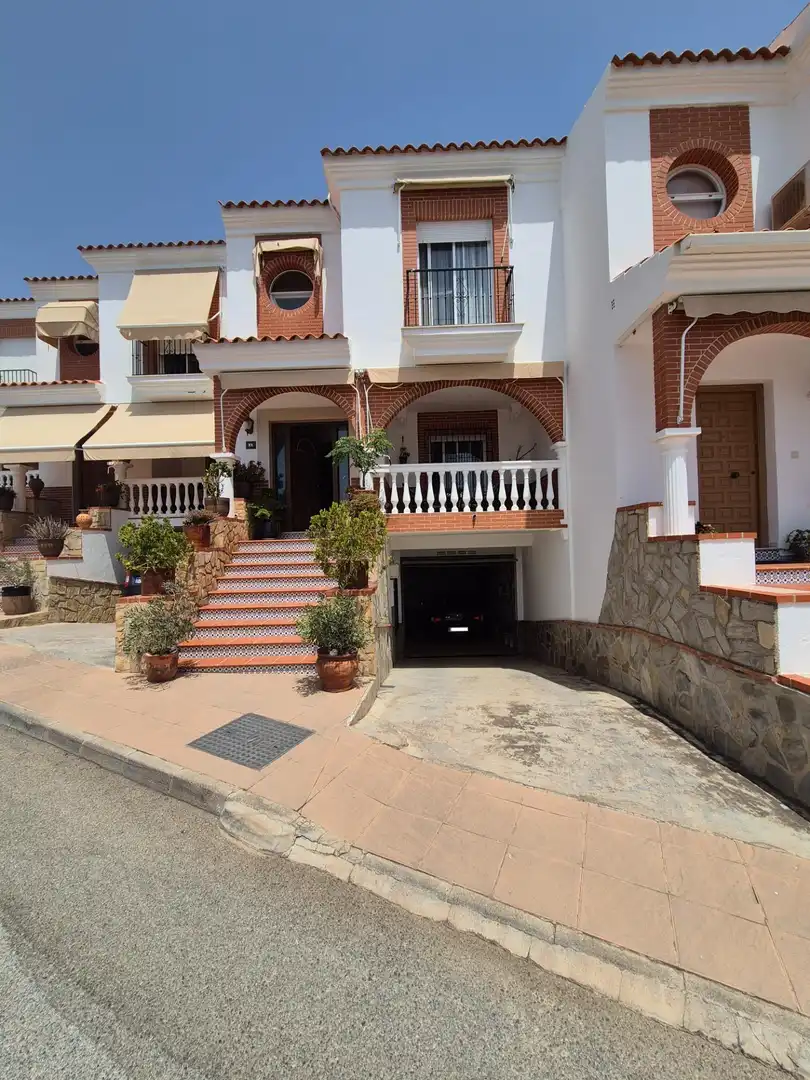 Casa adosada en venta en Almuñécar con Terraza, Balcón y Piscina comunitaria