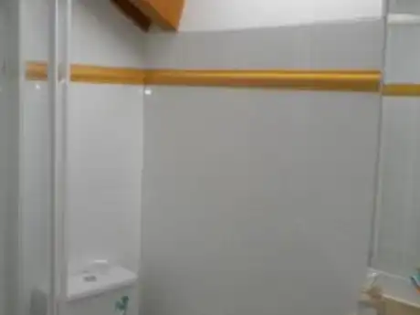 Badezimmer von Maisonette zum Verkauf in León Capital  mit Heizung, Privatgarten und Abstellraum
