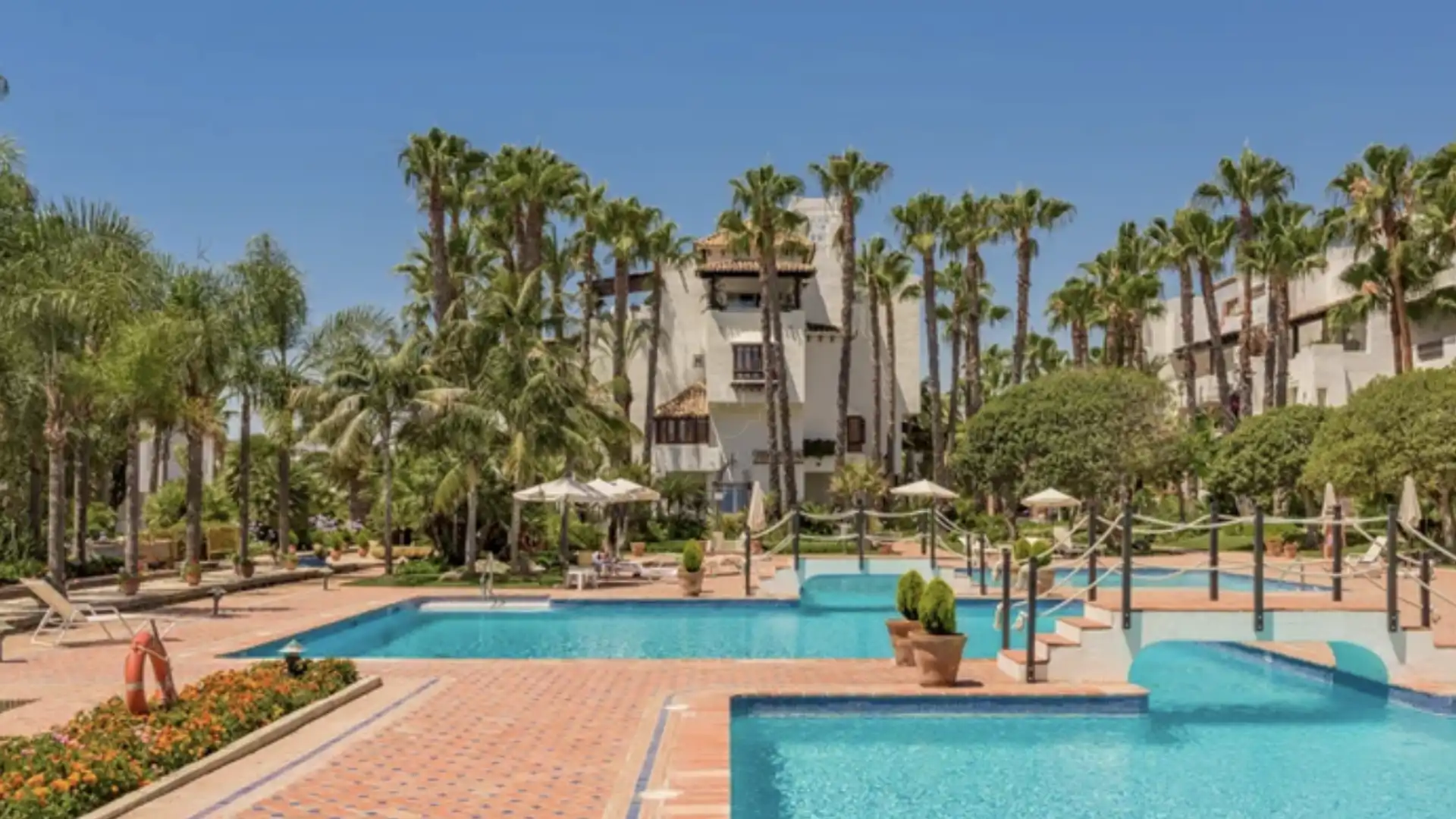 Vista exterior de Apartament de lloguer en Marbella amb Aire condicionat, Piscina i Moblat