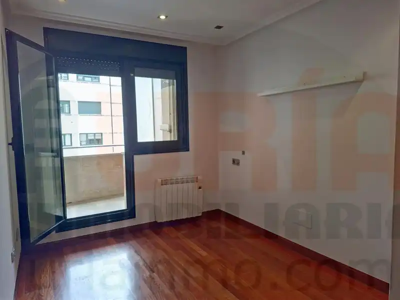 Dormitori de Pis en venda en Oviedo  amb Calefacció, Terrassa i Traster