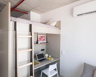Bedroom of Flat to share in Sant Adrià de Besòs  with Air Conditioner and Swimming Pool