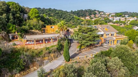 Gran finca con 3 viviendas, piscina y una gran parcela en Alella Coma Fosca  Can Comulada