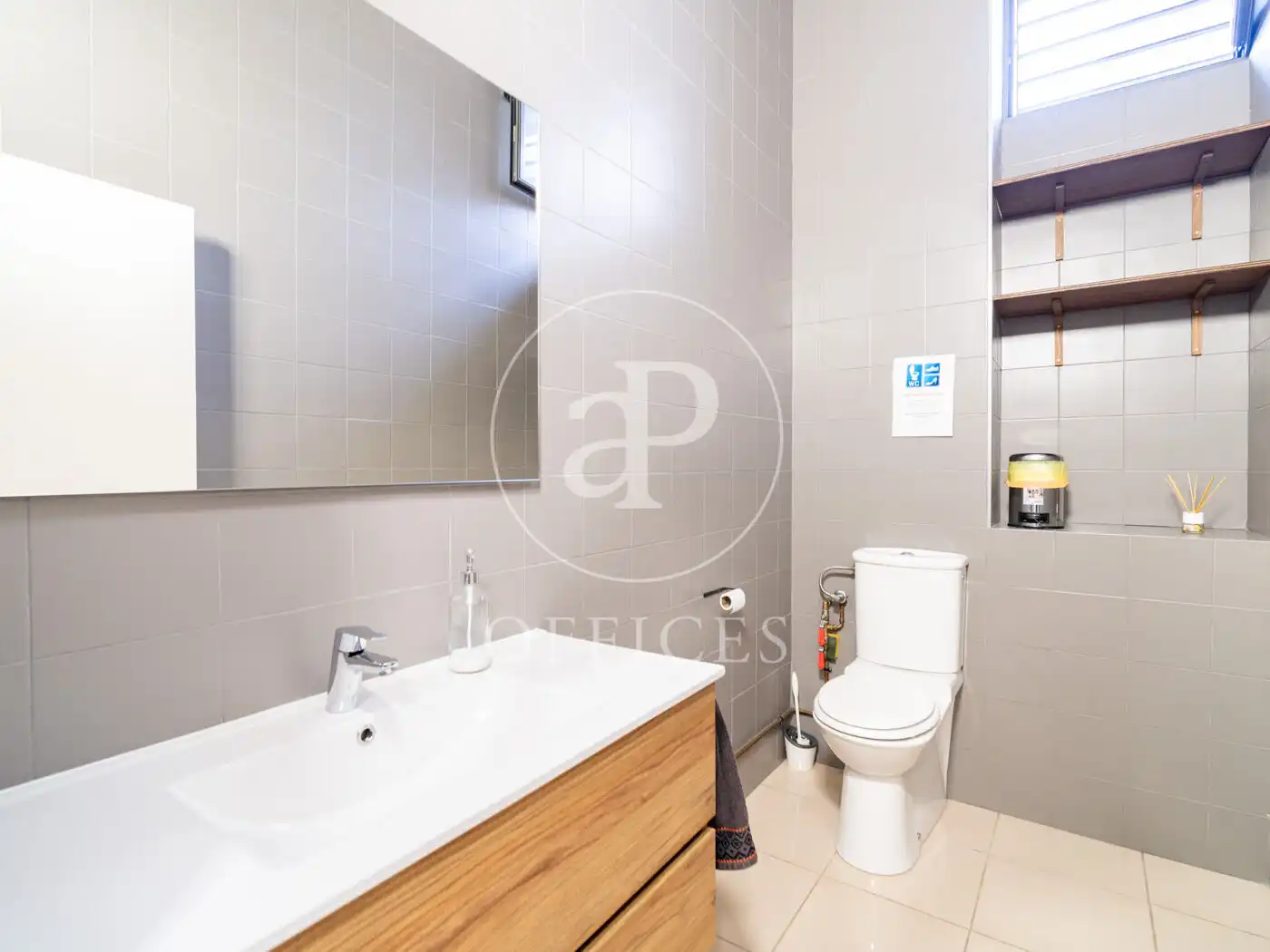 Bathroom of Office for rent in Barcelona  with Air Conditioner and Heating