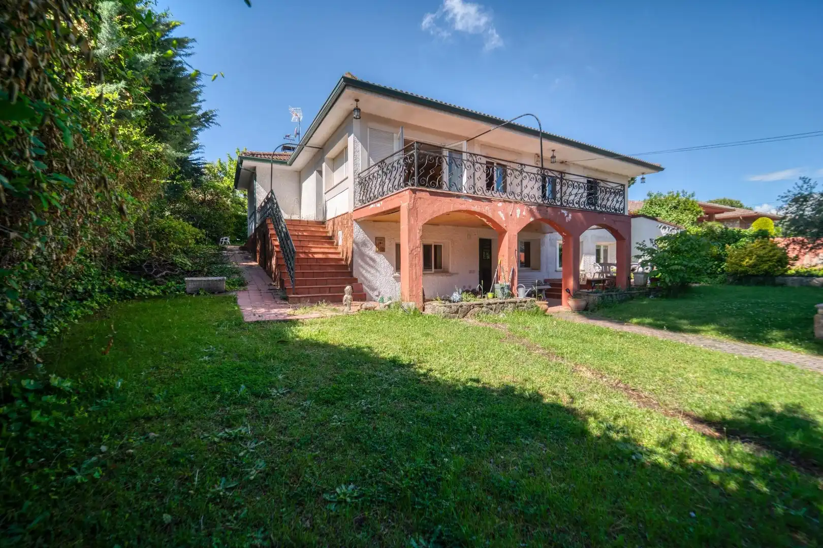 Vista exterior de Casa o xalet en venda en Villanueva de la Cañada amb Calefacció, Jardí privat i Terrassa