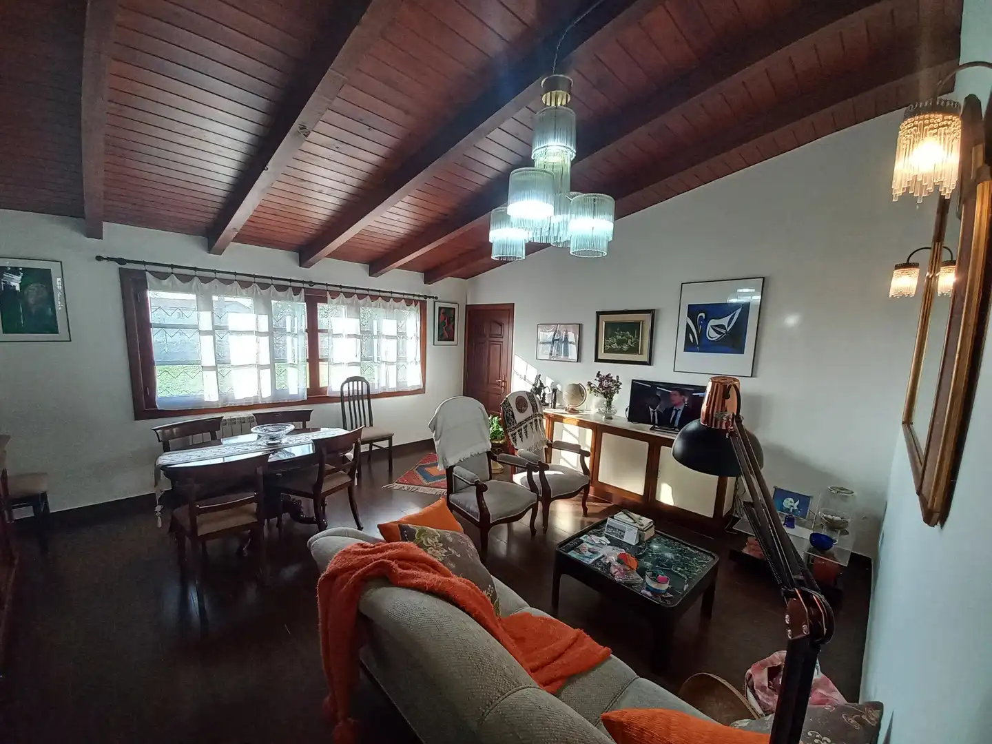 Sala d'estar de Casa o xalet en venda en Oleiros amb Parquet, Terrassa i Traster