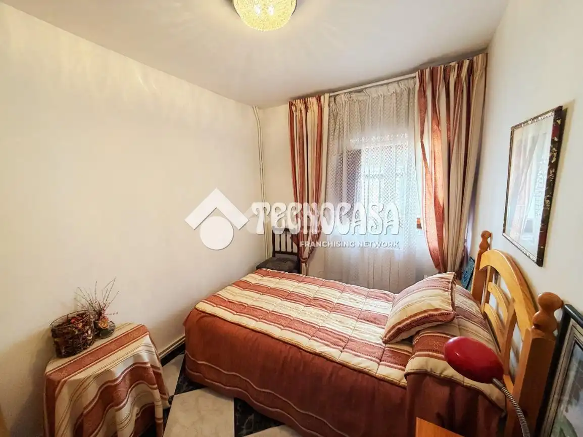 Habitación de Casa adosada en venta en Campillo de Altobuey con Calefacción, Jardín privado y Terraza