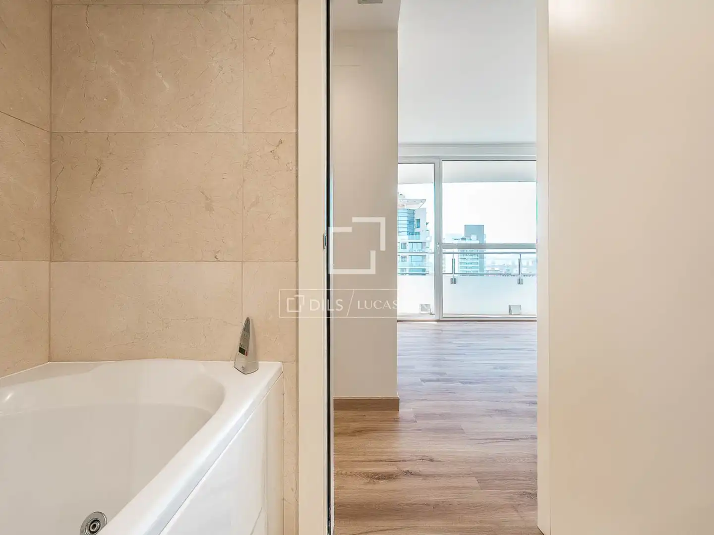 Badezimmer von Wohnung zum Verkauf in Barcelona mit Klimaanlage, Heizung und Abstellraum