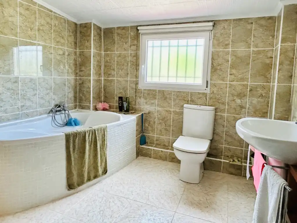 Badezimmer von Country house zum Verkauf in Iznájar mit Klimaanlage, Terrasse und Schwimmbad