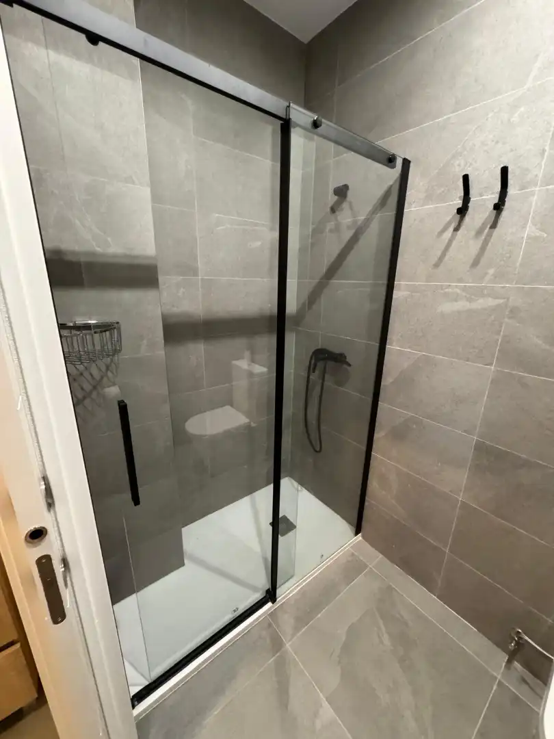 Badezimmer von Erdgeschoss zur Miete in Cornellà de Llobregat mit Klimaanlage, Heizung und Möbliert