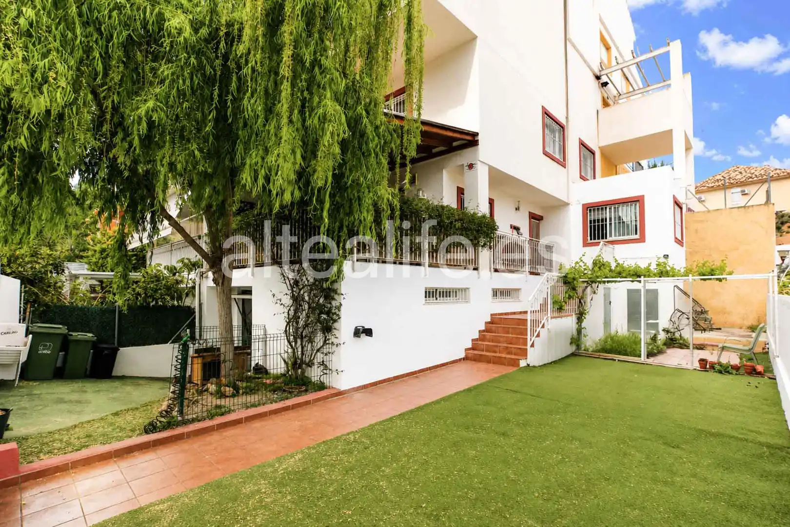 Vista exterior de Casa adosada en venda en La Nucia amb Aire condicionat, Jardí privat i Terrassa